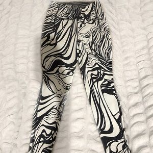 patterned lulu lemon leggings🤍🖤